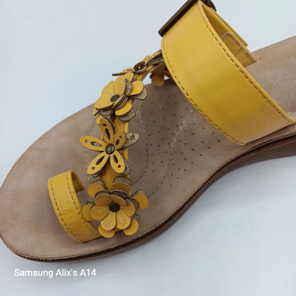 Annie Comfort Abetsy Size 5.5 Yellow Sandal Flowers